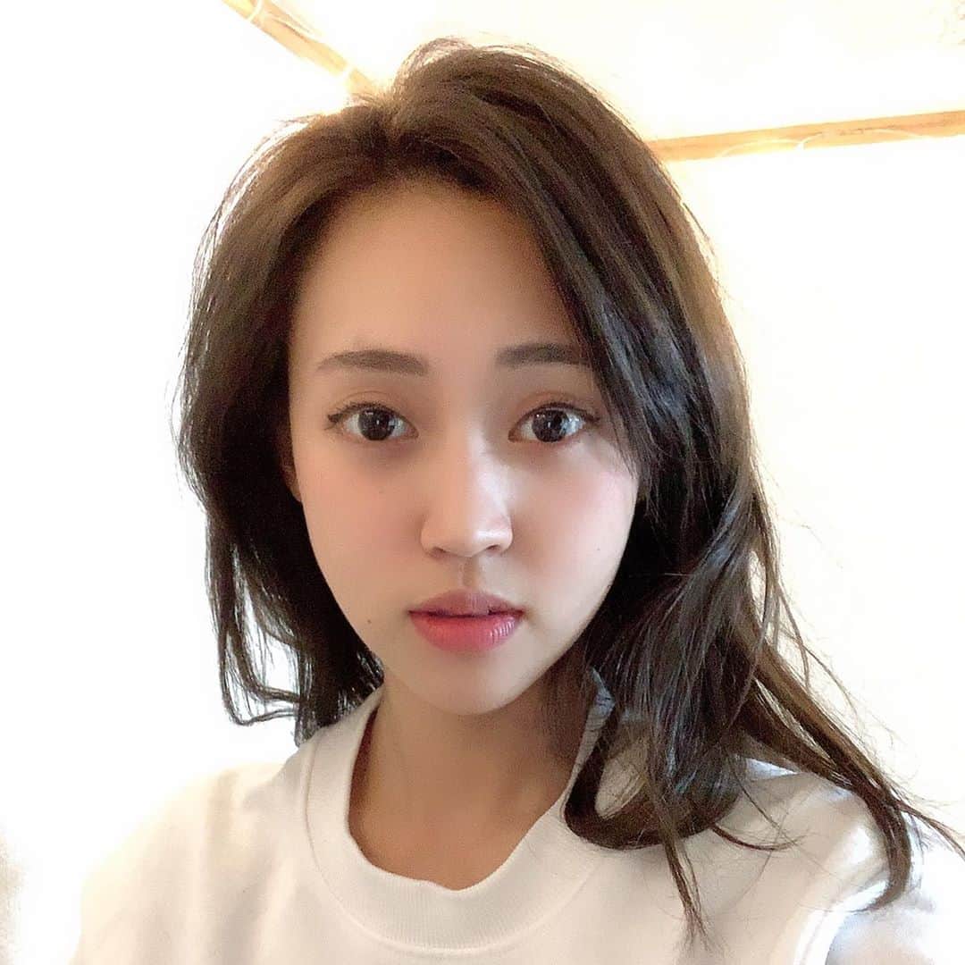 のインスタグラム：「#stayhome なので、あまり得意ではない自撮りをしてみました🤓　うん、下手くそ〜。笑 髪ボサボサ〜  #stayhome #お家時間　#selfie」