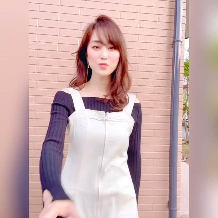 村上麻衣のインスタグラム：「1つ前投稿の、撮影裏側。﻿ まさかの動画が動いてましてん。﻿ ﻿ ﻿ 「そこだっっ！！」ってなに🤣笑﻿ ﻿ ﻿ ストーリーズにあげたら皆さまリアクションくださったので、﻿ postにまわします。﻿ こんな感じで撮ってます（笑）」