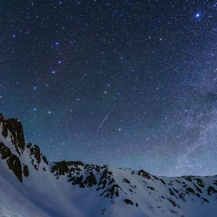KAGAYAさんのインスタグラム写真 - (KAGAYAInstagram)「今日もお疲れさまでした。 今夜この後から夜明けにかけて、4月こと座流星群が見頃になります。 数はさほど多くありませんが、普段より流れ星を見るチャンスは大きいです。 （写真は2017年撮影の4月こと座流星群の流れ星　まだ雪が残る中央アルプスにて）」4月22日 22時00分 - kagaya11949
