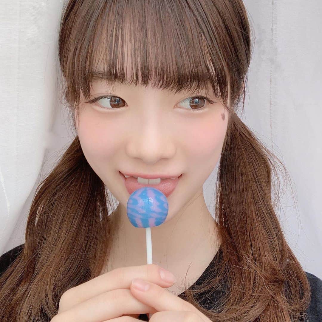 永瀬かこのインスタグラム：「チュッパチャプスもどき︎︎☺︎ これ激甘だったの、 しかもすっごいおっきかったから 食べるの大変だった笑 ちなみにこれ食べ終わったあと舌の色 が青紫になってた☁︎🌱 着色料…。 ・ ＊ 昨日投稿した写真と少し違う写真♥」