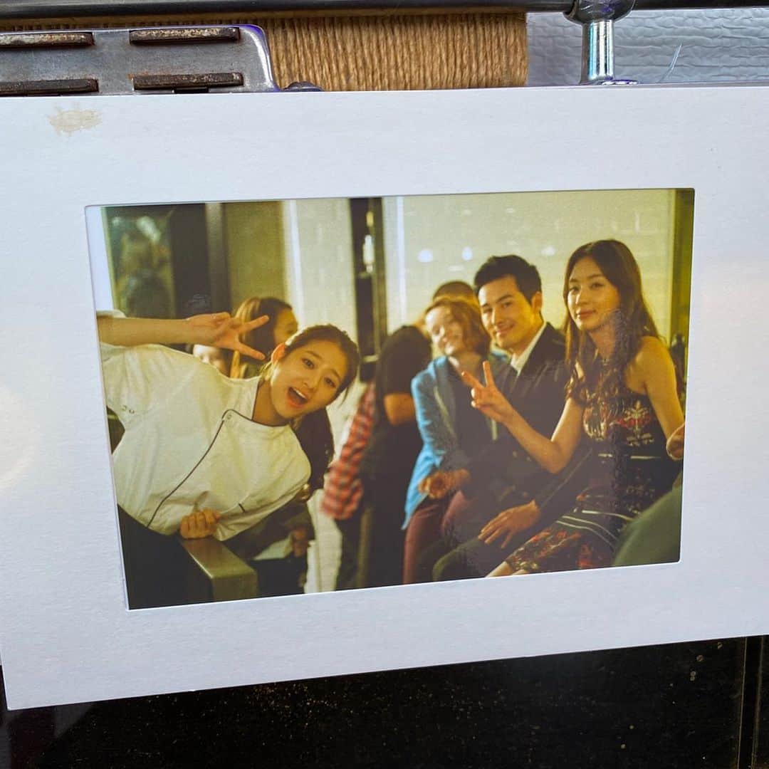 ペ・ヌリさんのインスタグラム写真 - (ペ・ヌリInstagram)「드라마월드에서도 시간은 흘러가나봐. 간직하기엔 너무나 추억이 많은 우리팀 Love ya🧡🎬 #Dramaworld #Netflix」4月22日 22時12分 - baenul