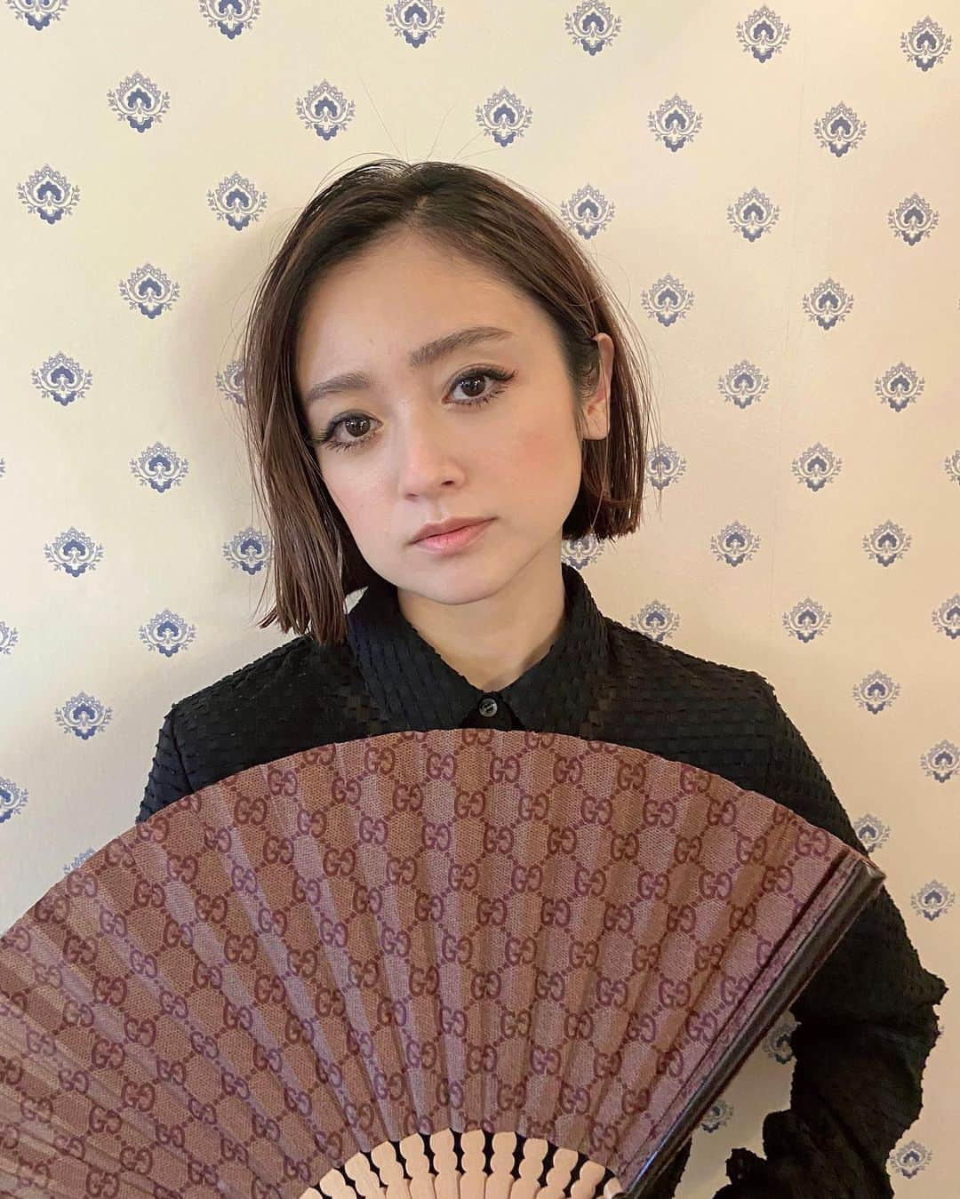 InRedさんのインスタグラム写真 - (InRedInstagram)「ずーーーっと可愛い安達祐実さん、発売中のInRed5月号に登場してくださいました🥰 . 扇子を持ったオフショット、クールな表情もお茶目な表情もどちらも胸キュンです😂💛🧡 . 大人の可愛さが詰まったGUCCIを纏ったファッションストーリー、ぜひご覧くださいませ🤲hk . #安達祐実 #inred #5月号 #連載 #ファッションピック #グッチ #扇子 も #gucci #オフショット #私服もおしゃれ #撮影 #捨ててよ安達さん #出演中 #inrededitor」4月22日 22時06分 - inrededitor