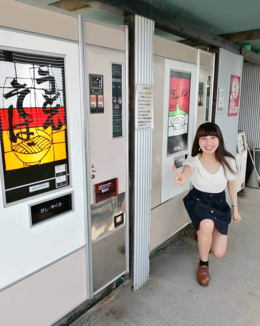 のインスタグラム：「レトロ自販機 ラーメン食べたかったけど売り切れだった(TT) コロナ落ち着いたらまた行きたい場所 #ポートレート#ポートレート部#ポトレ#カメラ#カメラ女子#一眼レフ#写真好きな人と繋がりたい#写真撮ってる人と繋がりたい#東京カメラ部#相模原#自販機#レトロ自販機#レトロ#中古タイヤ市場#自販機うどん #自販機ラーメン#igersjp#instagood#instagramjapan#camera#portrait#team_jp_東#team_jp_#ig_photo#ig_photooftheday#japanesegirl#japaneseculture」