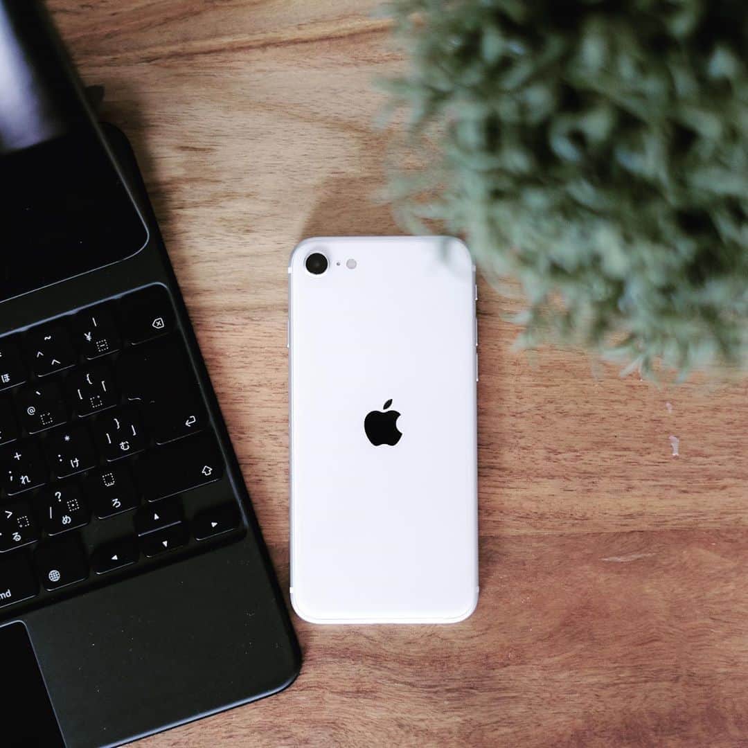 松村太郎のインスタグラム：「#iPhoneSE is the best middle-range smartphone with A13 Bionic powerhouse. The single camera powered by AI is stunning.」