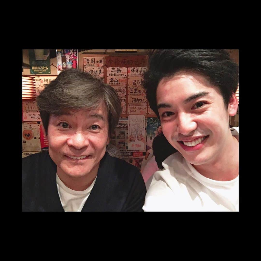 大野拓朗さんのインスタグラム写真 - (大野拓朗Instagram)「今週は「おもいっきり笑う」シリーズ。  今日のお勧めは「よしもと新喜劇」です。 みんなの実になる好き！のコメントにもひと足先にありましたね。 僕はいつの頃からか、毎週欠かさず録画をしていました。たぶんもう10年くらいかな。昔からあったかい笑いが好きなんでしょうね。 もちろん劇なんだけど、実在して近所にみんな居そうで、すごく身近に感じたり。 でも新喜劇って、簡単そうに見えて、実はものすごく難しいんですよねー。間、芝居、セリフ、アドリブ…これをほぼ即興で爆発させなければならないから、凡人には務まらない。なぜなら稽古を前日の夜にやるだけだから！それであの長いセリフを覚えて翌日に完璧に客席に笑いを届けるって、本当に皆さん天才です！ そんな中、この仕事をしていて、内場勝則さん、浅香あき恵さん、吉田裕さんなど、新喜劇の皆さんに直接お会いできたのが人生の宝物です😍皆さんお人柄もびっくりするほどあったかい。 #よしもと新喜劇 #内場勝則 #浅香あき恵 #吉田裕 #あやこさん  新喜劇の黄金時代を築いて長きに渡って大活躍された「花紀 京」さんは、 わろてんかで僕の演じたキースのモチーフと言われている 「横山エンタツ」さんの息子(次男)さんです！ #横山エンタツ #花紀京 #わろてんか #キース ⠀ (ひとこと) すっちーさんと吉田裕さんの繰り広げる乳首ドリルのネタのタイトルは 「ドリルすんのかい、せんのかい」なのでお間違いなく(笑) #すっちー #乳首ドリル #ドリルすんのかいせんのかい ⠀ (つながる) みんなの実になる好き！楽しく見ています！ #ザドリームマッチのロバート秋山さんと千鳥ノブさんのコント #中川家礼二の香港俳優 #インパルス板倉さんの掃除屋ブラックウルフ #大阪弁を喋る猫がコロナウィルスに説教するという猫姉妹ちゃんねるさんが公開している動画 #村上ショージさん  #8時だよ全員集合 #志村けんさんと柄本明さんの芸者コント #浅草演芸ホールで見たB&B #仮装大賞 #ガキの使いやあらへんで #ミルクボーイ #探偵ナイトスクープ #ぺこぱ #ゆりやん さんのアメリカのオーディション番組「America‘s Got talent」で角刈りのかつらと星条旗模様の水着きて手首を動かす動きをするステージ #おげんさんといっしょ #藤井隆 さん #山田全自動さん #関西電気保安協会の最新CM「ある日突然関西人になってしまった男の物語全編」」4月22日 22時09分 - takuro.ohno