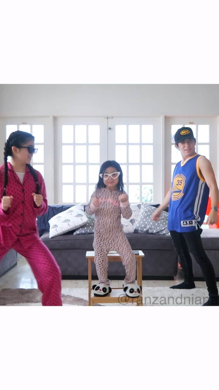 Niana Guerreroのインスタグラム：「lil sis went in @onewithnatalia 👧🏻 and ofc my bro @ranzkyle  at the end hahaha 🥳 #siblinggoals #stayhome」