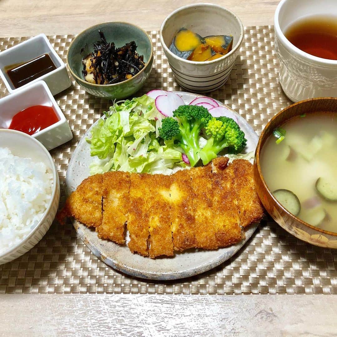 のインスタグラム：「﻿ ﻿ #とんかつ定食﻿ ﻿ いっちょあがり〜〜🤗﻿ ﻿ ﻿ ﻿ ﻿ ﻿ ﻿ 揚げ物﻿ 久しぶりに食べた!﻿ ﻿ ﻿ 油ハネが気になるので﻿ 油少なめで﻿ 揚げ焼きに…✨﻿ ﻿ ﻿ ﻿ ﻿ ﻿ ﻿ ﻿ #とんかつ  #揚げ焼き  #夕食﻿ #料理﻿ #クッキング﻿ #満腹めし﻿ #ガツ飯 #男前メシ﻿ #マエユカ成長日記  #おうちごはん  #おうち時間」