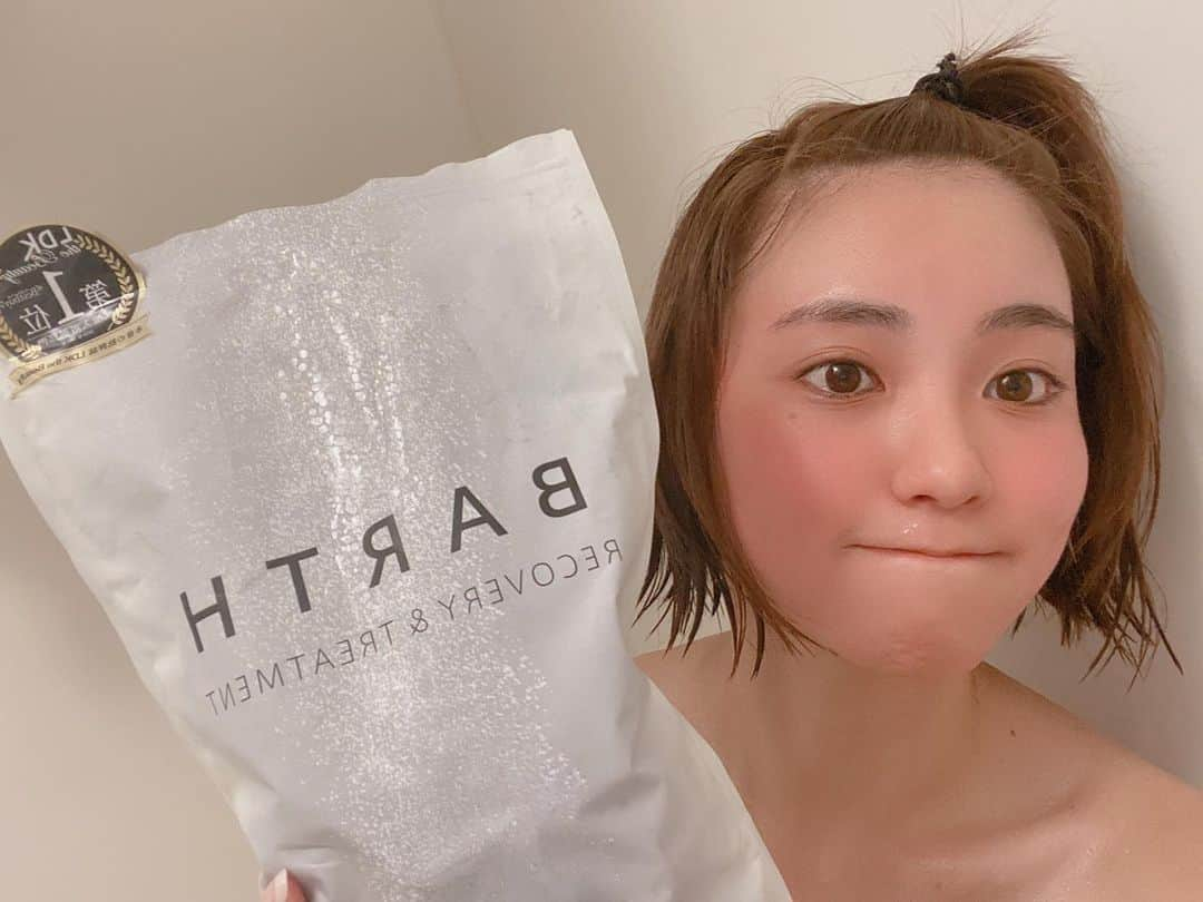 笠原美香さんのインスタグラム写真 - (笠原美香Instagram)「最近のバスタイムのお供🛀✨ 中性重炭酸入浴剤はプレゼントでもらってから気にいってリピ買いしてます✨ ukaのスカルプクレンジングで頭皮すっきり🤩させてRoger&galletのいい香りで癒されすっきり〜☺️💕 #バスタイム #お風呂美容 #お風呂たいむ #barth #入浴剤　#中性重炭酸入浴剤 #uka #スカルプクレンジング #d&l #scalpcleansing #haircare #rogergallet #bathtime」4月22日 22時27分 - mika.k419