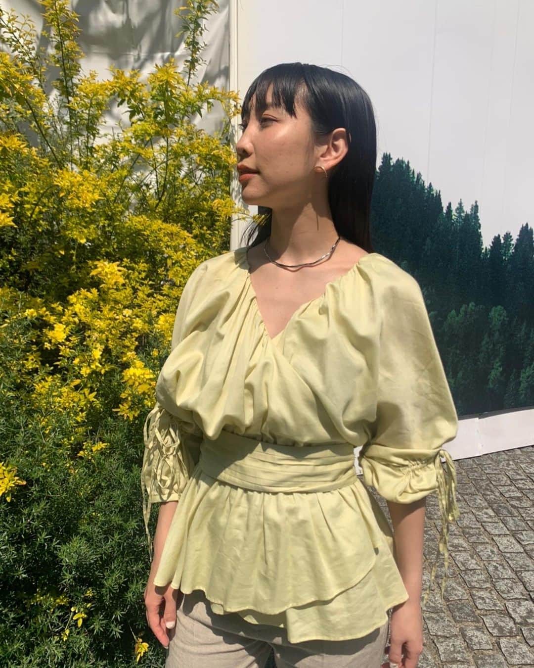 近野莉菜のインスタグラム：「26歳、ありがとう〜！！ お気に入りのブラウス🌼」