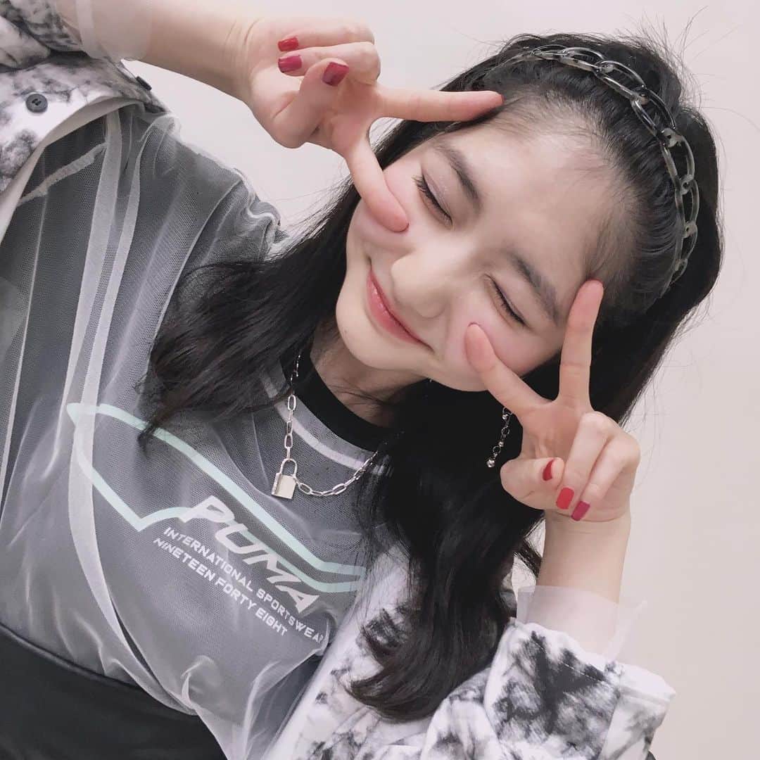 加藤咲希のインスタグラム：「撮影が終わった瞬間とかっこつけた写真です📷 . . . . . . . . #nicola #ニコラ #モデル #ニコモ #ニコラモデル #加藤咲希 #かとぅ #かとっこ🐱🌸 #ぴーす #ピース #✌️🏻#だぶるぴーす #ダブルピース #びーむ出るかな #さきたんびーむ (え？お？？) #わかる人にはわかる #デコ出し #黒髪 #産毛あんまり見ないで #カチューシャ #赤ネイル #💅🏼❤️ #オフショ #オフショット #他撮り」