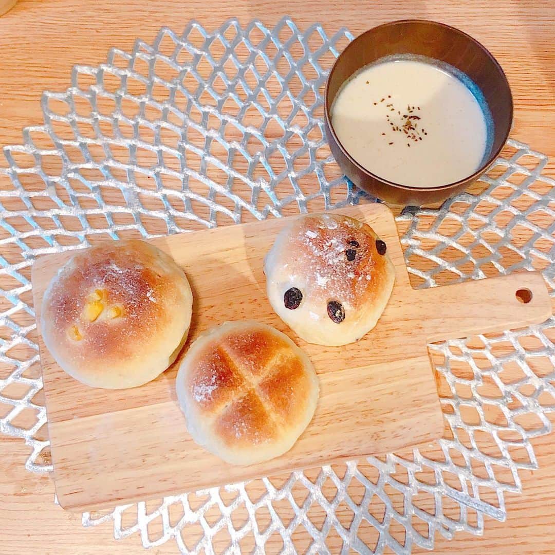 片桐優妃さんのインスタグラム写真 - (片桐優妃Instagram)「時間がたくさんある時じゃないとできないこと、、⏰ . そう、とうとう#パン を作りました😂#🥐 . 予想以上に簡単においしくできた💗味とか変えて何回も作ろう🙋‍♀️ . #パン作り #自粛めし #レンジでパン作り #発酵器なし  #おうちごパン #手作りパン #おうち時間」4月22日 22時37分 - yuki710
