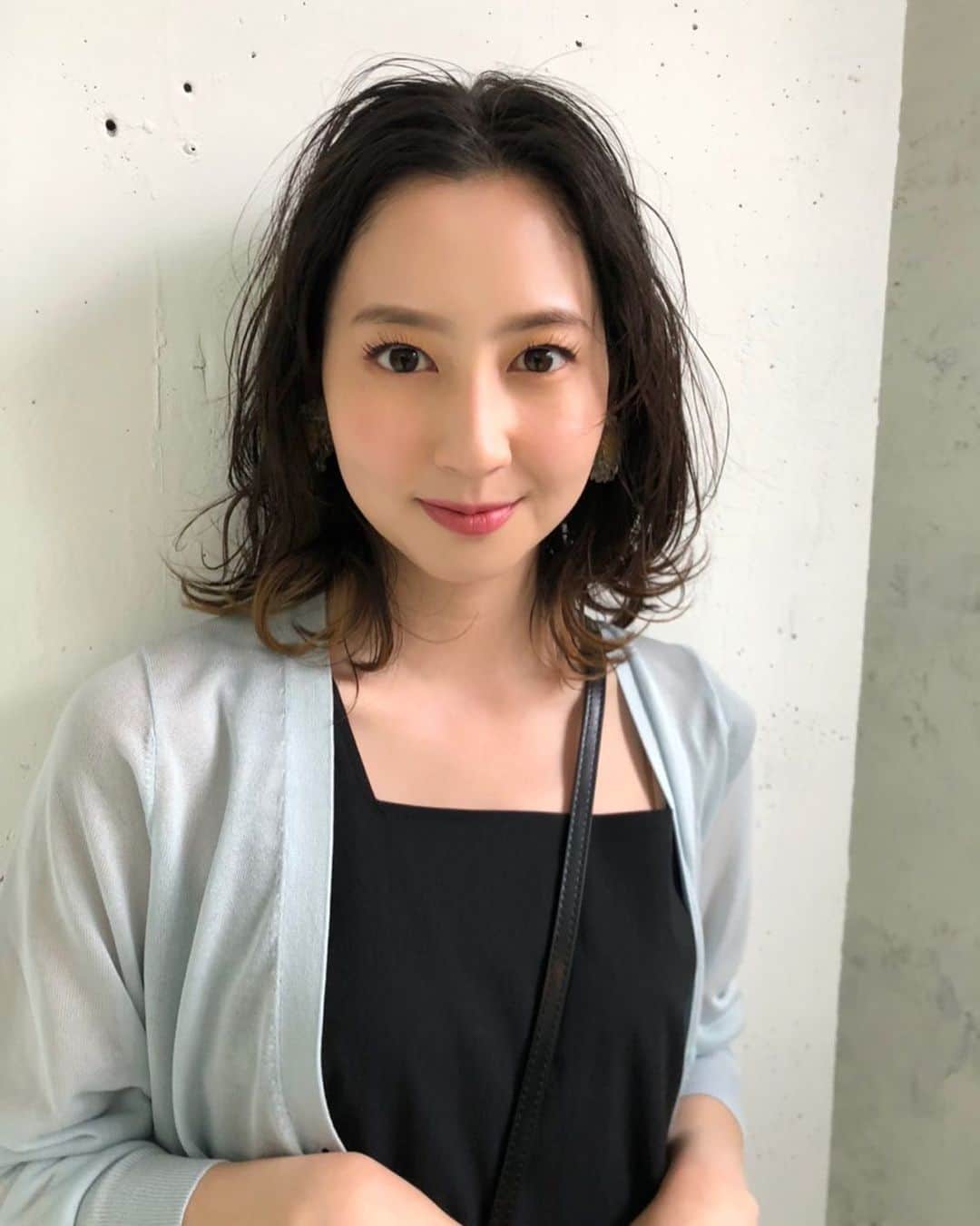 andGIRLさんのインスタグラム写真 - (andGIRLInstagram)「andGIRL5月号の﻿ 「アラサーでも大丈夫！透け透け"のトリセツ」﻿ から河北麻友子ちゃんのオフショット📷！﻿ ﻿ 透け初心者でも麻友子ちゃんが着ているような﻿ サラッと羽織れるカーデなら、取り入れやすいし﻿ いつものコーデがグッと今っぽくなるので﻿ おすすめですよ✨﻿ ﻿ andGIRLをチェックして、お出かけできるように﻿ なったらこれを着たいな〜👀など妄想しながら﻿ 気分をアゲていきましょう✊🏻💕﻿ ﻿ ﻿ #河北麻友子 #撮影オフショット #透けアイテム﻿ #andGIRL#andGIRL #アンドガール #stayhome」4月22日 22時49分 - andgirl_jp