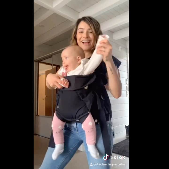 チャチー・ゴンザレスのインスタグラム：「Our first duet 😂 Sophia, I said I’d only be slightly embarrassing...but things change mamas 🤷🏻‍♀️😂」