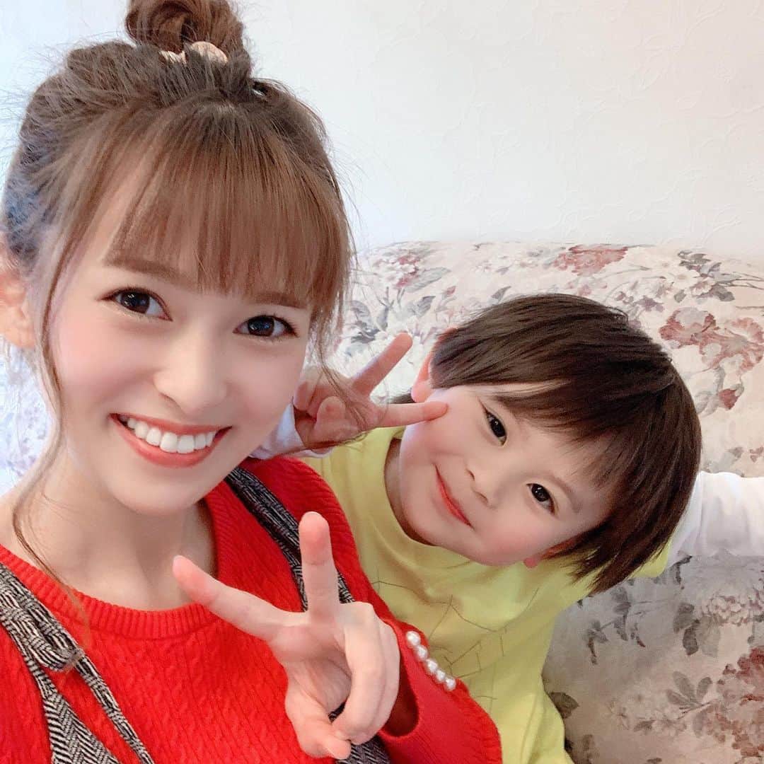 町田亜里香のインスタグラム：「ずっとずっと引きこもりで🏠 コロナ対策しているから ひっさしぶりのメイク💄✨ じゅきがままかわいい〜😳💓って 言ってくれますପ(⑅ˊᵕˋ⑅)ଓ 前髪も切りました✂️ 切ってるとこのYouTube撮ったから 近々アップするね💁‍♀️✨ . じゅき可愛すぎない？？やばくない？ （親バカ） . #おうちじかん #前髪カット #セルフカット  #親子写真 #親子 #ママ　#親バカ部  #親バカ部ig_kids #instakids」