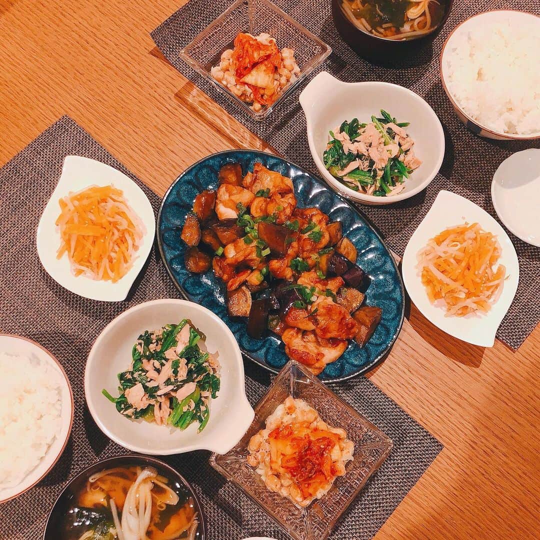 色紙千尋さんのインスタグラム写真 - (色紙千尋Instagram)「今日はヘルシー和食ごはん🥢可愛い食器がほしいなぁ🍚 なすと鶏肉の甘辛煮がご飯すすむー！人参ともやしを梅ごま和えにしてみたらさっぱりで美味しかった👏 #おうちご飯 #おうち時間 #和食」4月22日 22時57分 - shikishi_chihiro