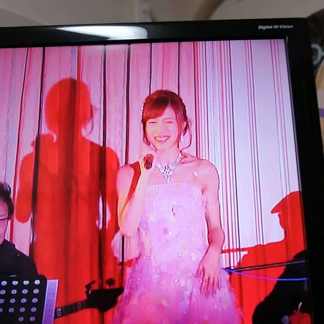 のインスタグラム：「映像チェックをテレビ電話でした📺アナログな私にとってはテレビ電話するにも必死👩‍🌾画像ザーザー🌽 · · · #瀬戸マドカ #映像チェック #テレビ電話 #笑顔 #糸目 #ドレス #ディナーショー #生演奏 #生音 #生バンド #ステージ衣装 #mv #singer #small #japanesegirl  #madokaseto #過去pic #japanesesinger #singer #dress #sweetdreams #goodnight #japanesemusic #music」