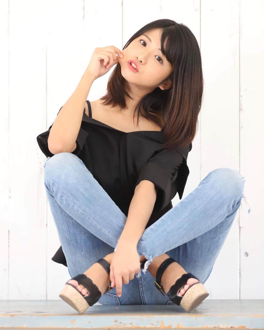 山本ゆうかのインスタグラム：「昨日インスタ投稿するの忘れてたんです………﻿ 毎日更新記録が………ぴえん ﻿ ﻿ ﻿ というわけで、本日は二回投稿します。﻿ これでチャラです。﻿ 誰がなんと言おうと、チャラです。﻿ ﻿ ﻿ ﻿ 写真とは全く関係のない事なのですが﻿ 最近喉がジャイアンすぎる。﻿ ﻿ ﻿ ﻿ 誰とも喋らないからなのか、少し歌うだけで﻿ 喉が「ボエ〜〜〜〜ッ」状態﻿ ぴえん×2﻿ ﻿ ﻿ ﻿ 1人カラオケが私の唯一の趣味やし﻿ 早くカラオケ行けるようになりますようにっ( 'ω' )！﻿ ﻿ ﻿ ﻿ 皆さん自粛飽き飽きしてきたでしょうが﻿ 自分の身は勿論、家族、仕事相手、医療従事者﻿ の方々の事を考えて﻿ ﻿ ﻿ ﻿ 自分のためでなく、人のために頑張りましょう。」