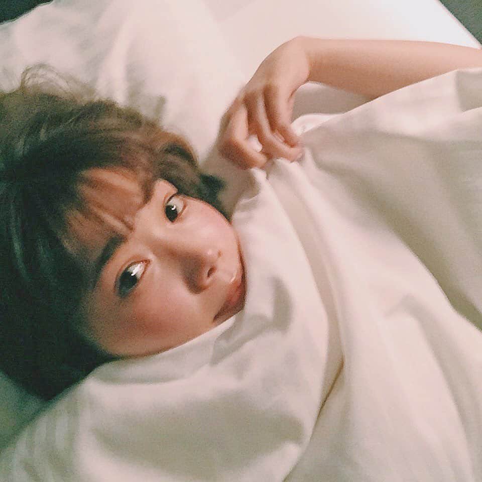 のインスタグラム：「#stayhome ﻿ ここ1ヶ月お化粧しない生活をしてるよ。。お化粧の仕方忘れそうだよ〜〜﻿ ﻿ ﻿ ストーリーの質問のやつやろうかなっていつも思うんだけどなかなか一歩が踏み出せない←ただのめんどくさがり。﻿ ﻿ ストーリーのしりとりとか絵とかめちゃくちゃ回してもらってるのに１つも回してなくてごめんなさい🙇‍♀️←ただのめんどくさがり﻿ ﻿ ストーリーのコラボ配信のお誘いも沢山してもらってるのにできてなくてごめんなさい←いつかはやる気はあるのだよ。﻿ ﻿ ﻿ 自己満の課題は投稿回数を増やす事です🧚‍♀️ #おうちじかん #おうちじかんを楽しもう」