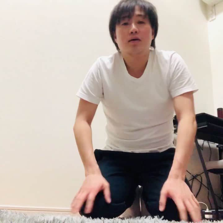 あつひろのインスタグラム：「#吉本自宅劇場 #10pushupchallange  Twitterで #東大卒芸人 #山口おべん(@YamaguchiOBEN )から回ってきました💨  #声優 の #あつひろ (@atsuhiro0613)は 【#腕立て伏せ10回】×【#発声練習】  次は面白い人にバトンタッチ✋  #古東風太郎さん(テレ東D) @futarok7  #秋吉徹くん(声優/81プロデュース) @nRNmpm9KTzaQSiz #マサルコ(吉本坂46) @_masaruko_」