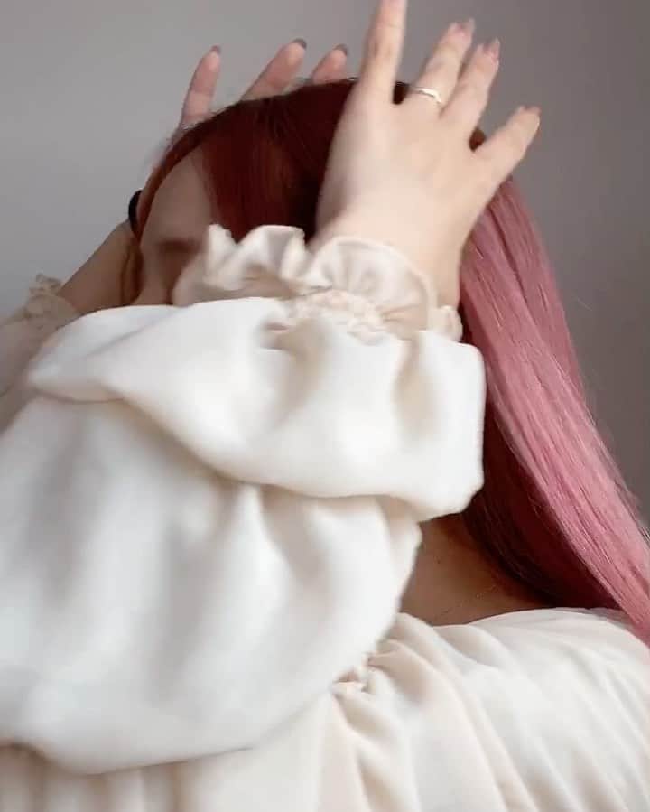 目見田早弥子のインスタグラム：「| ❄️ そういえば... 大したことないので参考になるかはわかりませんが おだんごどうやってますか？という質問を いただいていたので、流れを動画にしてみました。 ⠀ ポイントは、 ①毛束を強くねじる。 レイヤーが入ってる&ほぼ巻いていないので キツめにねじってきちんと感を出しつつ 崩れないように意識しています。 ②ねじった束を根本に巻き付けながら 飛び出た毛を手で押さえて、はねないようにゴムでとめる。 ↑で書いたようにレイヤーが入っているので 毛がどうしても飛び出てきます。 巻いている場合は雰囲気が出るのでそのままでも いいかなと思うのですが、巻いていない時はこの方法で。 ③後れ毛を出す。 耳の上、襟足などから後れ毛を出します。 耳の上の毛(後れ毛とは別です)は たゆませて耳の上部を包み込むようにウェーブを描いて 引っ張り出すと可愛いです。 引っ張り出すのはここくらいなので かなりポイントとなります。 ④ヘアラインの毛も引き出す。 ここがスカスカだと 顔の形が綺麗に見えないので必ず出します。 ⠀ おだんご本体やトップ、後ろはいじらないのが 可愛いかなと思います👌🏻 ⠀ 適当な動画に長い文章になりましたが..💦 参考になれば嬉しいです◯」