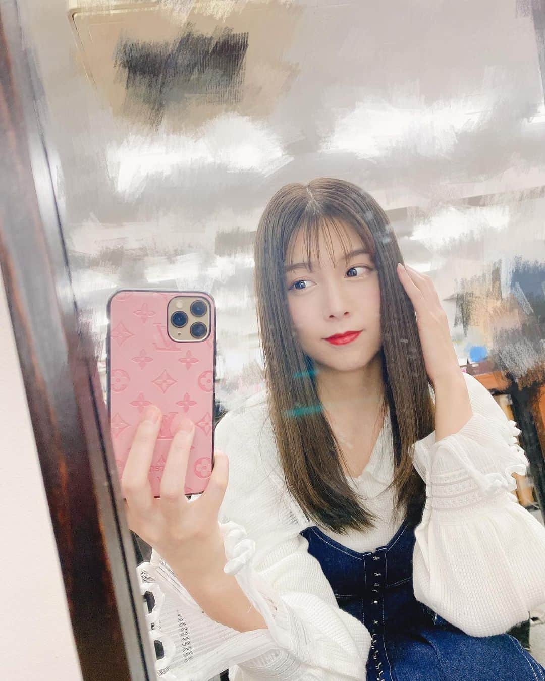 のインスタグラム：「鏡がちょっと汚れてるのもの個性のうち💗 . #久しぶりの #自撮り #事務所 #春服 #lillilly #リルリリー」