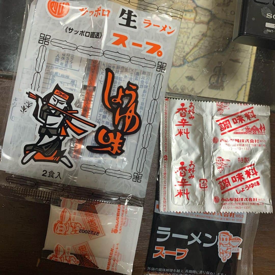 アイアム野田のインスタグラム：「ライフに売ってるこの生ラーメンのスープめちゃくちゃ美味い！しょうゆなんだけど、タレと調味料と香辛料とラード、４つ入ってる！味噌もあるんだけど、味噌はたれの代わりにちゃんとした味噌！おすすめ！スーパーのＬＩＦＥ！」