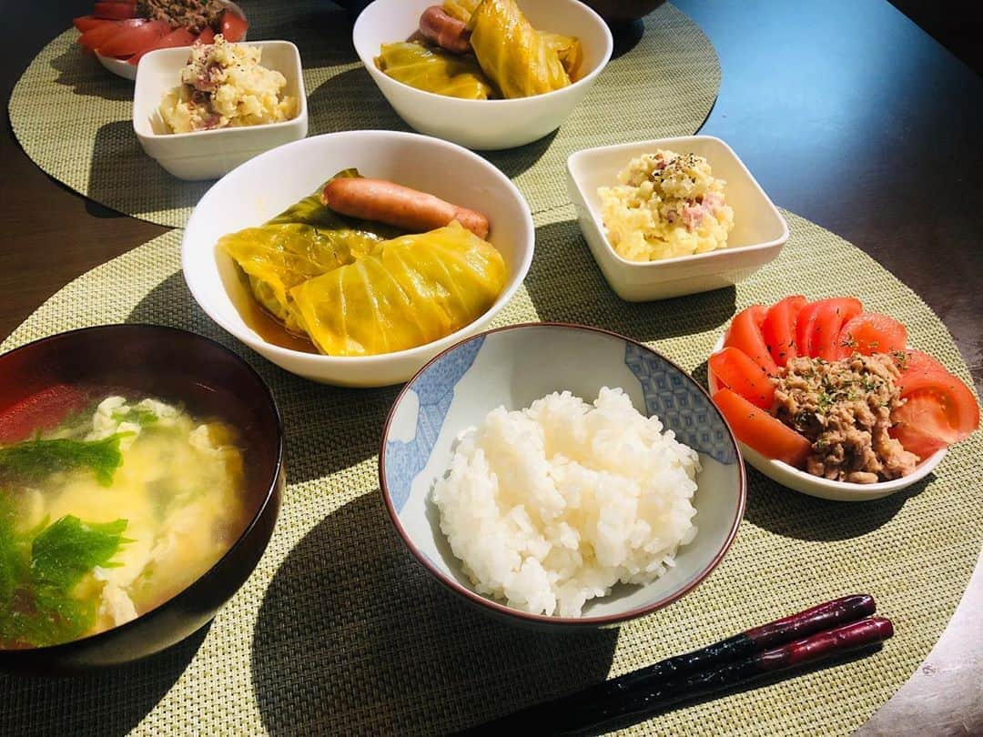 塚田美紀さんのインスタグラム写真 - (塚田美紀Instagram)「お家ご飯になってから食費がものすごい減りました😂  1枚目... ロールキャベツ ポテトサラダ トマトとツナのサラダ たまごスープ  2枚目... きのこと豚肉のホイル焼き 大根とベーコンのバター醤油炒め 豆苗の胡麻和え お味噌汁(油揚げ)  3枚目... まぐろのお刺身 ほうれん草のお浸し 天ぷら(カボチャ、水菜、半熟卵) 豚汁  4枚目... 牛丼 オクラの胡麻和え お味噌汁(麩、わかめ)  5枚目... 塩豚つけうーめん トマトとわかめの酢の物 焼鳥煮  6枚目... 照り焼きチキン トマトとニラひき肉炒め マカロニサラダ 三つ葉とわかめのお吸い物  #みっきー飯 #石橋家のご飯 #自宅待機 #料理 #自炊記録」4月22日 23時45分 - miki_tsukada