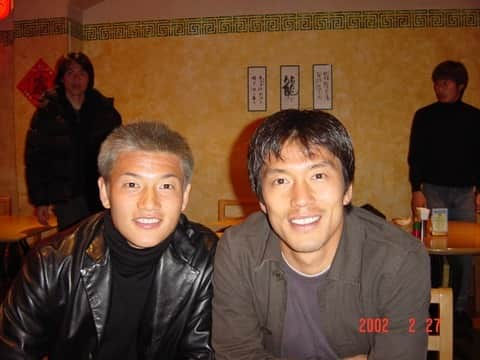 播戸竜二さんのインスタグラム写真 - (播戸竜二Instagram)「『なつかシリーズ①⑧』 ・ 2002年プロ5年目。 地元ヴィッセル神戸に移籍しました⚽️ ・ コンサドーレには慰留して貰ったけど、誘ってくれた岡田監督が退任するし、自分の中でも次のチャレンジという気持ちがあった中で、地元のヴィッセル神戸が声をかけてくれました！ ・ ヴィッセルを選んだ1播の理由は、キングカズこと三浦知良さんとプレーがしたかったからです！👑 ・ カズさんとの写真や思い出はおいおい出すとして、まずはシジクレイ！ダニエル！アタリバ！のブラジル人！ブラジル人とは直ぐにアミーゴになり、ゴハン行ってたね🇧🇷 ・ 中国にいる前田浩二さんや、ジェフにいる鈴木健仁さん！これは選手の集まりの時かな？（うしろに…。） ・ 地元に帰ってきたので、高校の友達ともボーリングに行ってたね🎳 ・ 福福楼のツトムも！ （お店行ってね！） ・ 福岡の涅槃蔵や桜とも🌸 ・ プライベートのカメラやから、サッカーの写真がないね！（笑） ・ あっ、早くもイバがパパなりました！👶 ・ イナはワールドカップで帰ってきてたんかなぁ〜🤔 ・ って事で、 明日は日韓ワールドカップ編⚽️ ・ また明日🤚 ・ ・ #ヴィッセル神戸 #シジクレイ #ダニエル #アタリバ #当時のクラブハウスのロッカー #望月さんや平野さんも #姫路のボウリング場」4月22日 23時58分 - ryuji_bando