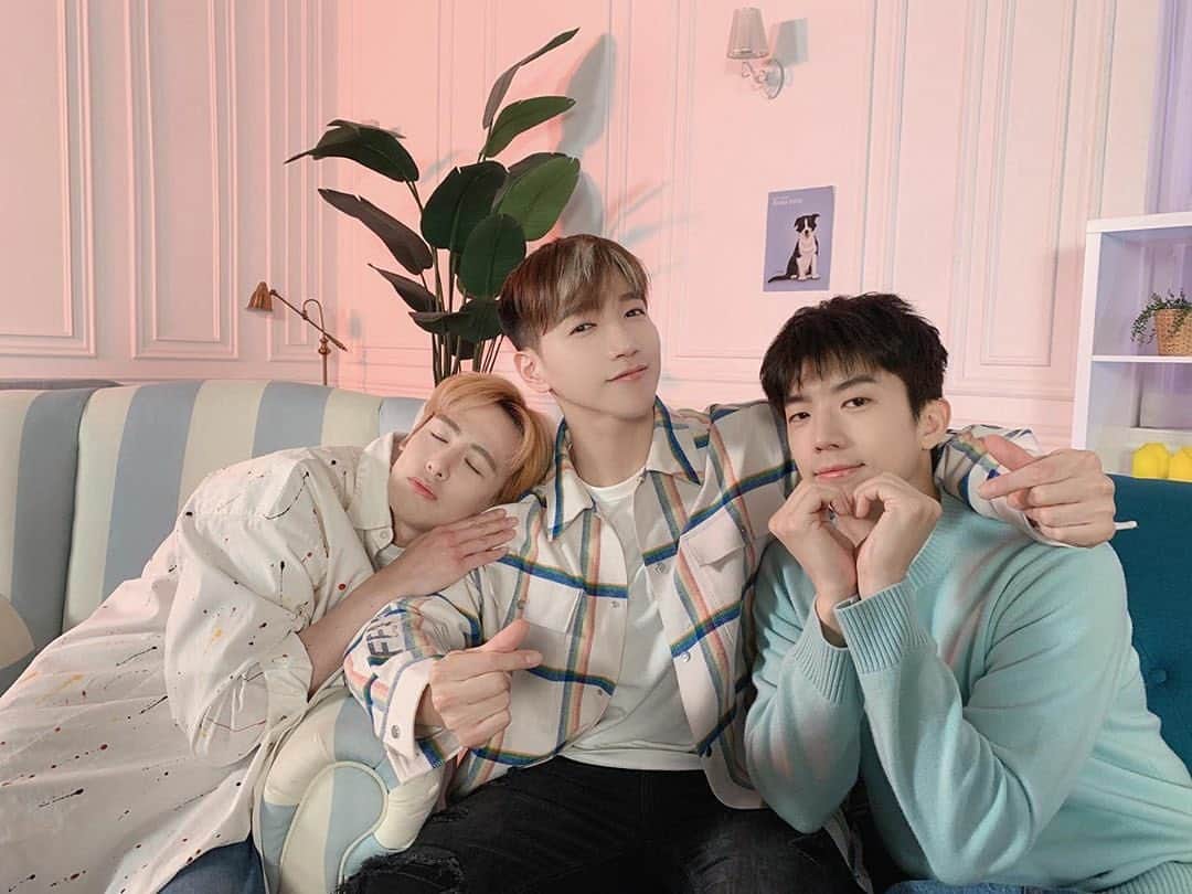 ニックン（2PM）のインスタグラム：「안녕하세요 투피엠입니다!!! ♥︎ 고마워요 HOTTEST!!」