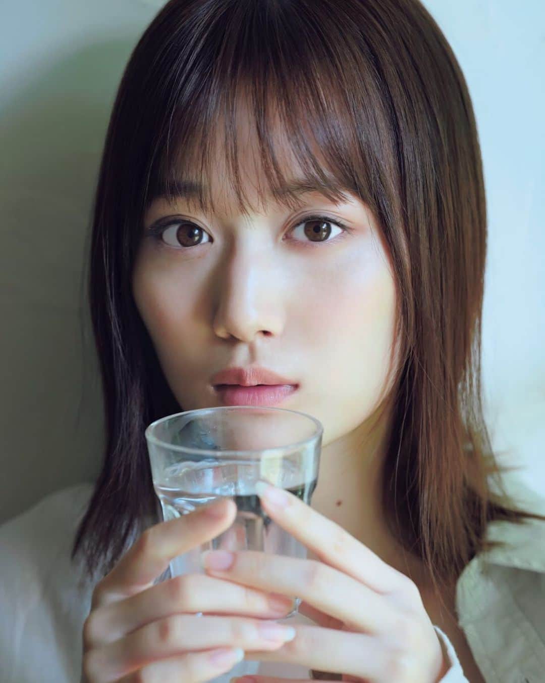 週刊少年マガジンのインスタグラム：「発売中の #週刊少年マガジン 21号の表紙・巻頭 #グラビア は #乃木坂46 #山下美月 さん！ 1月に発売した1st写真集『 #忘れられない人 』が大好評！ そんな彼女のナチュラルな表情を撮り下ろし！  撮影 / 神藤剛 スタイリング / 優哉 ヘアメイク / 田村直子 デザイン / 松本麻実（ GROSVENOR design ）」