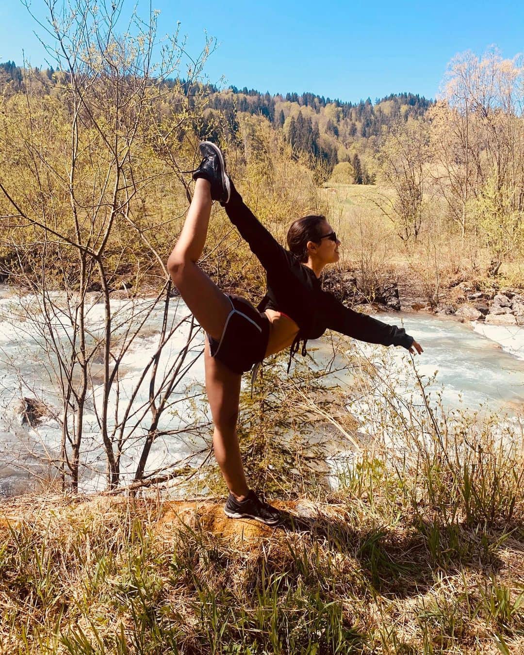 アマニ・ファンシーのインスタグラム：「once a skater, always a skater ⁣ ⁣#bikeride 🚲❤️☀️」