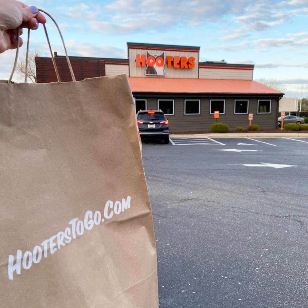 Hootersさんのインスタグラム写真 - (HootersInstagram)「Wingsday Wednesday lunch is the most important lunch of the week.  Use code GET10 for $10 off $30 or code GET15 for $15 off $50 on HootersToGo.com or in the Hooters app! Valid at participating locations only. Cannot be combined with other offers.」4月23日 0時00分 - hooters