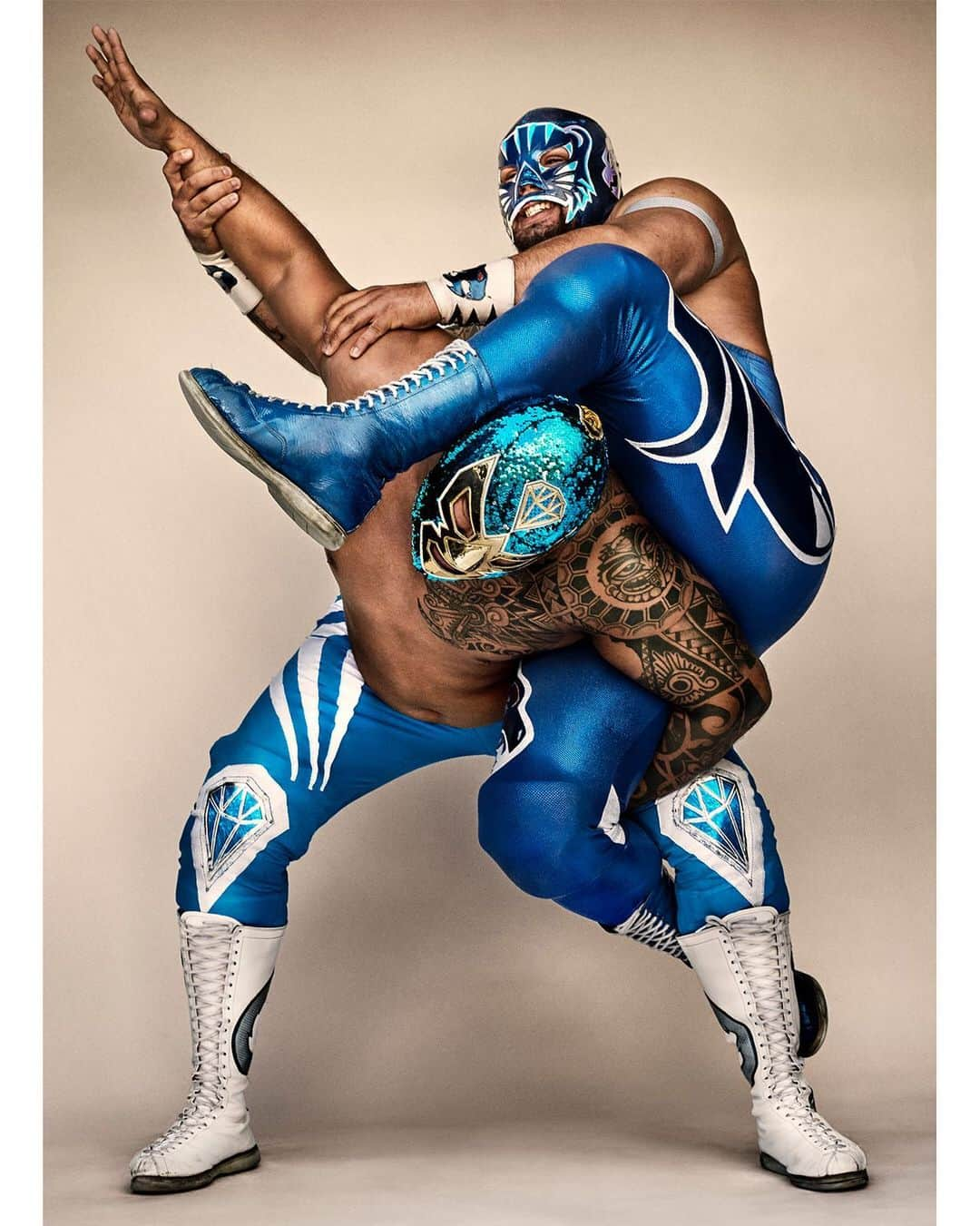 マリオ・テスティーノさんのインスタグラム写真 - (マリオ・テスティーノInstagram)「Luchadores⁣ -⁣⁣⁣⁣ Fighting sport is something I have found as a great tradition around the world.  Be it the lucha libre like here from Mexico, to the wrestlers in Mongolia and the sumos in Japan, fighting is something innate to humans. It’s been practiced as a sport across the world for centuries, with each place having a distinguishable style of fighting and costume. ⁣⁣⁣⁣⁣⁣ I never knew there were so many rules and ways to execute each fight.  I have never been an antagonistic fighter but always seen myself as a person fighting to achieve their goal, and I find the drive of this physical fights amazing every time I see them. Competition grows within us and I guess every one of us finds a way to express it.⁣ This is the time to use our energy to fight to stay positive and constructive. ⁣⁣⁣⁣⁣ -⁣⁣⁣⁣⁣⁣ La lucha es una gran tradición en todo el mundo. Ya sea la lucha libre como en esta imagen desde México, hasta los luchadores en Mongolia y los sumos en Japón, la pelea como deporte es algo innato para los humanos al punto de que se ha practicado durante siglos y de que cada lugar tiene un estilo distintivo y un vestuario.⁣ Nunca supe que había tantas reglas y formas de ejecutar una pelea. No he sido nunca un luchador antagónico, pero siempre me he visto como una persona que lucha por alcanzar su objetivo. Encuentro increíble el impulso en estas peleas físicas cada vez que las veo. El espíritu de competencia se desarrolla dentro de nosotros y supongo que cada uno encuentra la forma de expresarlo.⁣ Este es momento de usar nuestras energías para luchar por mantenernos positivos y constructivos.⁣ -⁣⁣⁣⁣⁣ A BEAUTIFUL WORLD, MÉXICO. ⁣⁣⁣⁣⁣ -⁣⁣⁣⁣⁣ #ABeautifulWorld #2019 #MarioTestino #Mexico #luchadores #escuelademariachis #arenamexico」4月23日 0時01分 - mariotestino