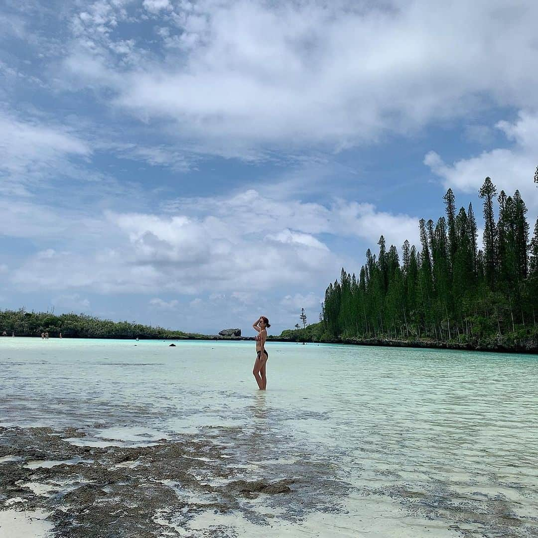 菅原樹里亜のインスタグラム：「. ・ #イルデパン島 にある #天然プール と呼ばれる海🏝 #piscinenaturelle ・ ・ #iledespins#天国に1番近い島#island #大自然#nature#透明度抜群 #natural #ピッシンヌナチュレル #newcaledonia」