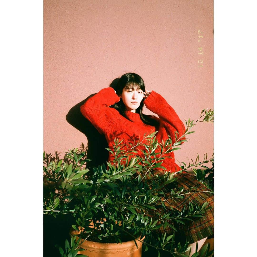 兎丸愛美のインスタグラム：「ずっとここでおひるねしてた顔してる #しあわせのにおいがする」