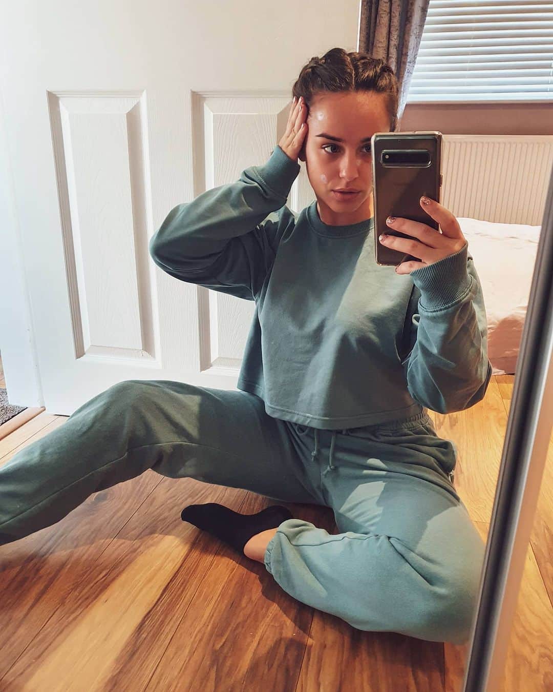 ジョージア・メイ・フットのインスタグラム：「Anyone else getting lockdown spots or is it just me #hellosudocrem」