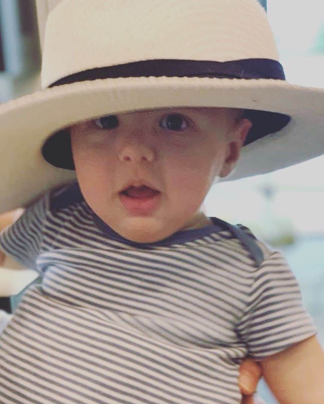 ブリトニー・ワードさんのインスタグラム写真 - (ブリトニー・ワードInstagram)「Is it normal for my son @hendrixbutton to have so much swag at 9 months?! 😂❤️」4月23日 0時22分 - brittnybutton