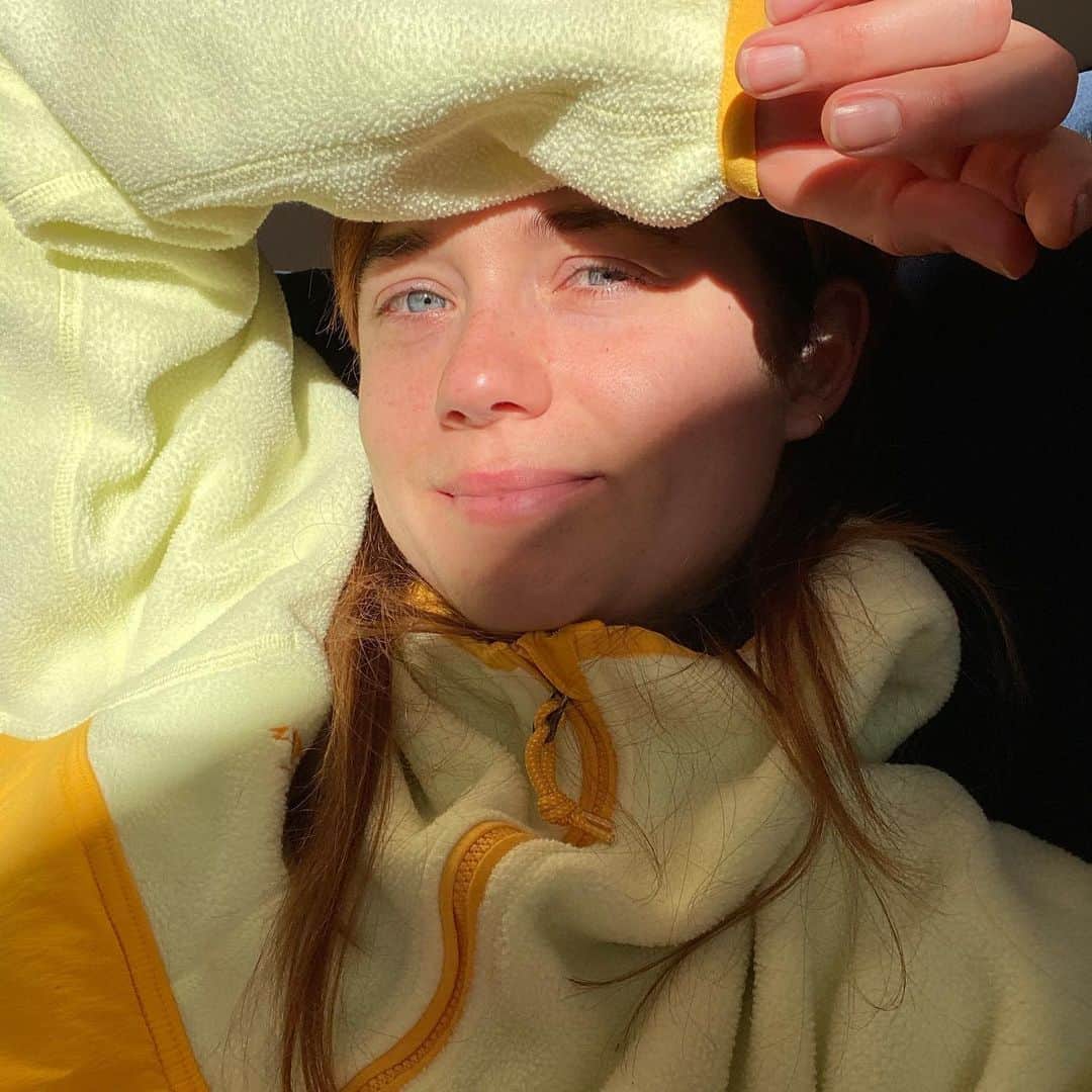ボニー・ライトのインスタグラム：「happy #earthday earthlings 🌎🌍🌏 today i’m going to focus my attention on all the great and positive things i love about the planet and humanity. i invite you to do so too 💚 if we love our home, we won’t let her be set on fire #stayhome #earthday」