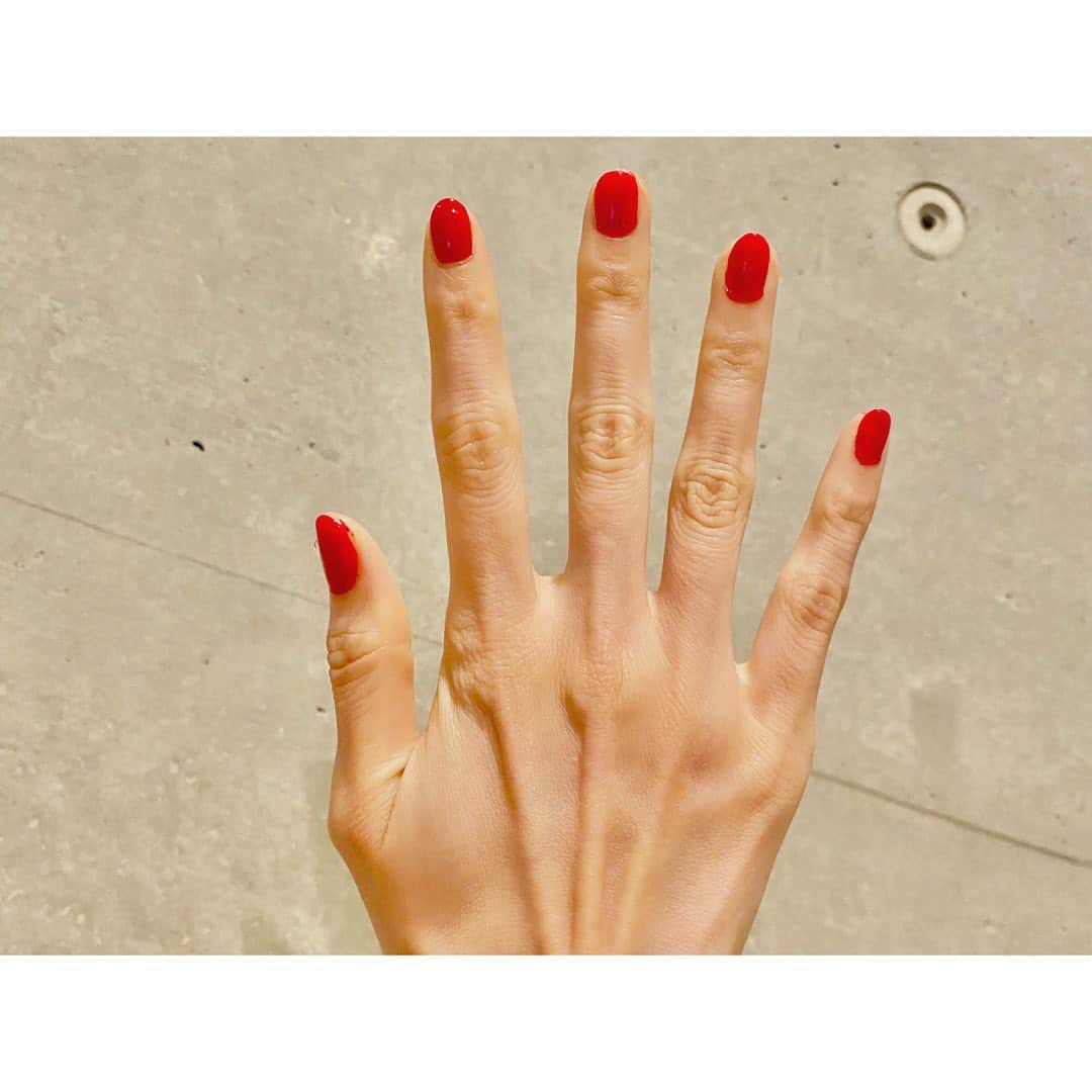 中田奈沙さんのインスタグラム写真 - (中田奈沙Instagram)「💅✨ 久々にクレヨンの赤みたいな鮮やかな赤。 料理しててスライサーで爪もスライスして ショートネイルになっちゃったので笑、 短い爪には赤でしょ🤪 ということで、塗ってみました。  #nail #handnail #nailpolish #myhand #manicure #beauty #instabeauty #wakemake #koreancosmetics #rednails #stayhome #covid19 #vivid #vividcolor  #ネイル #ハンドネイル #セルフネイル #マニキュア #ネイルポリッシュ #ウェイクメイク #韓国コスメ #赤ネイル #ショートネイル #赤 #美容 #おうち時間 #コロナ #コロナに負けるな #ヴィヴィッドカラー #自爪」4月23日 0時31分 - nasa_nakada