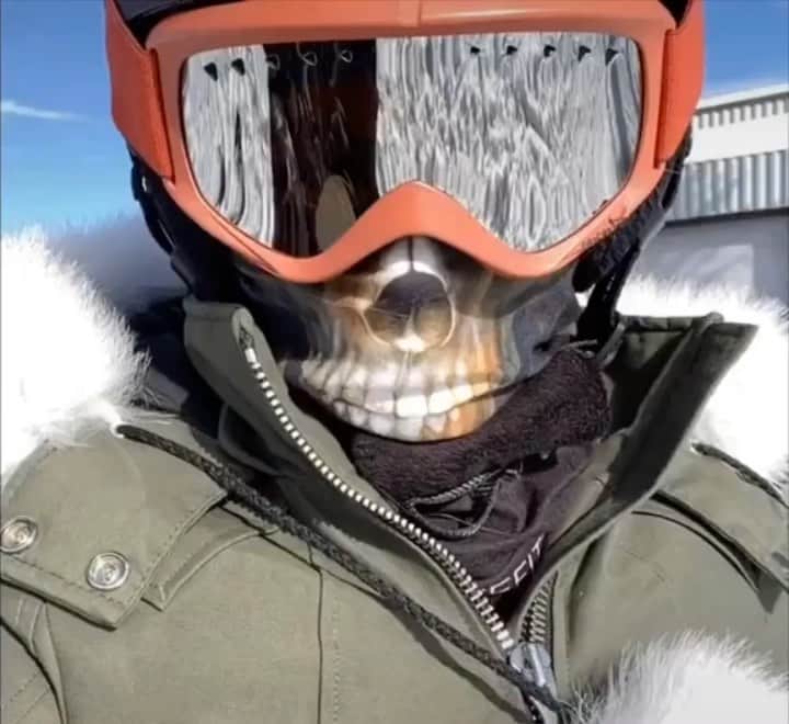 ダニエル・クヌッドソンのインスタグラム：「⛷⛷⛷ Physically I’m here 🛋 safe healthy and grateful at home . But mentally as I go through old photos and videos I’m looking forward to so many adventures and activities after all of this 🥰🙏🏼 Stay positive , stay safe , stay optimistic,  We are all in this together ❤️」