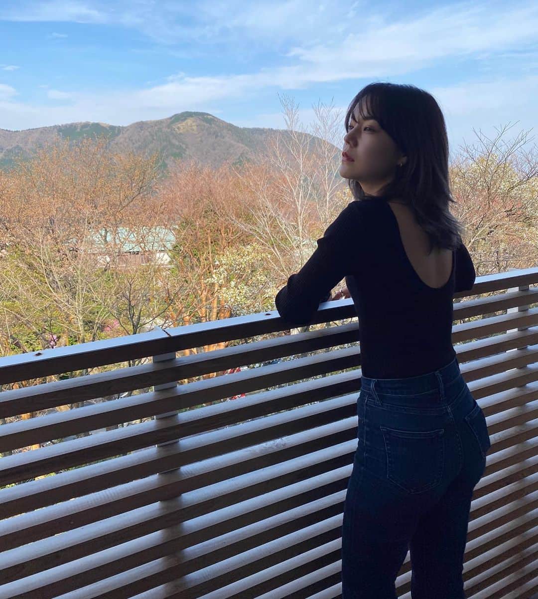 のインスタグラム：「この時みたいに 髪の毛暗くするのもいーなあ〜🕺🌼 形が綺麗なトップスは @caramalibel 💘 子供服もあるから お揃いで親子は着たいね🥺  #mei_outfit」