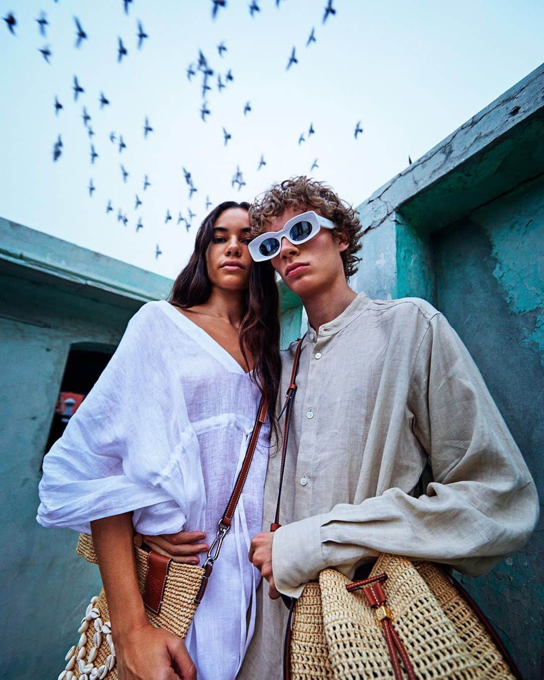 Loeweさんのインスタグラム写真 - (LoeweInstagram)「“I wanted to connect all the colours to a place where they are revered,” says 19-year-old American photographer @GraySorrenti who went to India last year to shoot the Paula's Ibiza 2020 campaign.  The collection designed by @Jonathan.Anderson is a visual feast, capturing the spirit of the Balearics and a moment in time that saw the hedonism of these islands expand to influence subcultures across the world. Iconic archive patterns by Paula's founders Armin Heinemann and Stuart Rudnick feature throughout.  LOEWE will be donating 40 euros for every product sold in the Paula’s Ibiza fashion collection to educational projects for children affected by COVID-19 between April and August 2020 in LOEWE stores and on loewe.com.  See the full collection on loewe.com  Photography / film direction @GraySorrenti Campaign Direction @Jonathan.Anderson and @MMparisdotcom  #LOEWE #LOEWEPaulas  A special thank you to the incredible talent who took part in this project.  Ajay Kumar, Alisha Solanki, Brandon Hartley, Charlie Cherian, Deepak Rawat, Erin Eliopulos, Faraz Nabi, Fisher Smith, Harman Singh, Indu, Jai Khangval, Kapish Sirohi, Kunal Gera, Mujahid Habib, Preeti Kumari, Princy Cherian, Shubham Tyagi, Tamanna Sirohi, Tushar S., Vipul Jain.」4月23日 0時58分 - loewe