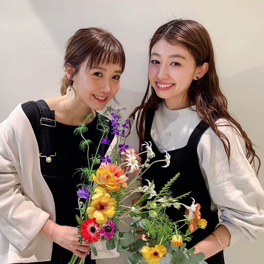 木野園子のインスタグラム：「2019/4/7 LATIA @latia.official のPOP UP SHOPにお花屋さんを出したい🌷と里奈ちゃん @tanakaofficial に声をかけてもらって2日間限定で一緒にやらせてもらった花屋は私の中でこんな愛に溢れた空間があるんだと思うような経験でした。そして、今年はqui no  @quinoflowerkinosonoko として4月に一緒にやらせてもらう予定でとても楽しみにしてあたため過ぎていたら私はお知らせをする前に延期せざるを得ない事態となってしまいました、、。前を見ながらもよく振り返ってしまう、、、❤️そんなタイプですがこれは振り返るべき素敵なイベントでした✨  #LATIA #LATIAPOPUPSHOP #田中里奈 #quino #キノ #flower  #flowers #flowerstagram #flowerlesson #flowershop #お花 #花  #お花屋さん #木野園子のお花のお仕事 #arrangement #flowerarrangement #アレンジメント #アレンジメントフラワー #flowerart」