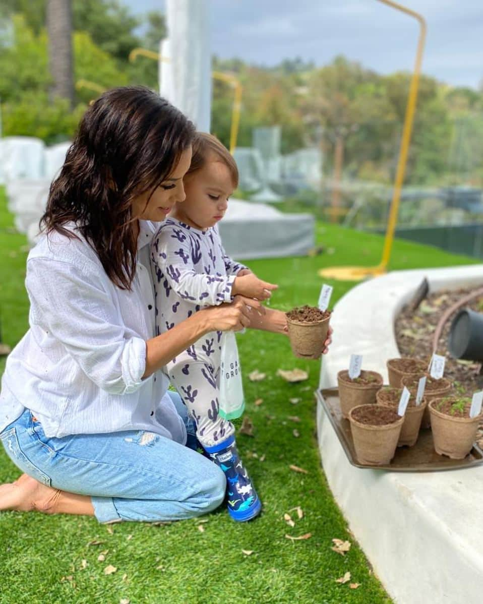 エヴァ・ロンゴリアさんのインスタグラム写真 - (エヴァ・ロンゴリアInstagram)「Happy Earth Day! Santi and decided to plant some herbs 🌿 We are so thankful to Mother Earth for all that she gives us. We are only guests in her house. Let’s treat her kindly! 🌍」4月23日 1時01分 - evalongoria