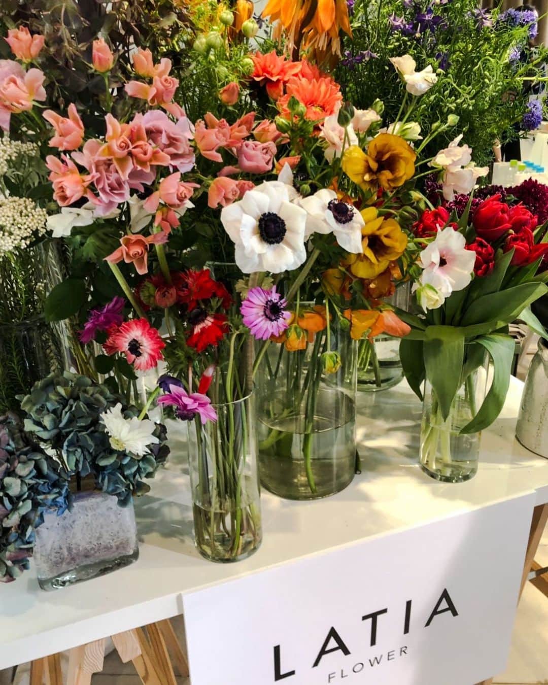 木野園子のインスタグラム：「🌼 #LATIA #LATIAPOPUPSHOP #田中里奈 #quino #キノ #flower  #flowers #flowerstagram #flowerlesson #flowershop #お花 #花  #お花屋さん #木野園子のお花のお仕事 #arrangement #flowerarrangement #アレンジメント #アレンジメントフラワー #flowerart」