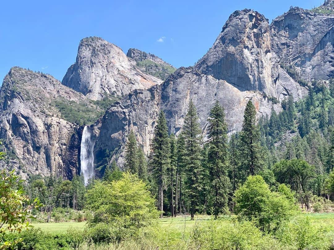 ルーシー・ヘイルさんのインスタグラム写真 - (ルーシー・ヘイルInstagram)「HAPPY BIRTHDAY to our Mother Earth ! I was supposed to take another solo trip to Yosemite this year, but because of current circumstances have had to delay. But here are some pics from last years trip to show how beautiful the world is there. I actually couldn’t believe what I was seeing and taking pictures of was real. Thank you Earth for being so majestic and giving us so much beauty. I hope we can all learn to take a little better care of you. In recent days, I’ve never seen the skies so clear in Los Angeles 🌎」4月23日 1時26分 - lucyhale