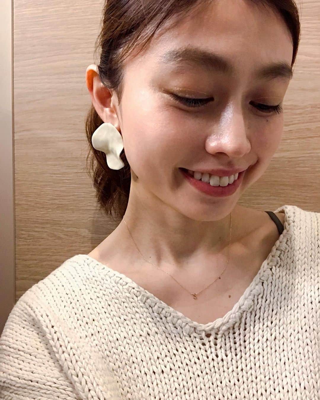 木野園子のインスタグラム：「2020/4/22の私🐰🐻おうちだけど簡単にメイクしてピアスしていた日。メイクはRMK @rmkofficial のイエローのキラキラしたアイシャドウをポイントに💛ピアスはKiiRA @kiira_shikica のコラボで陶器でできてるもの。 そしてLATIA @latia.official のイニシャルのネックレス✨華奢なデザインで肌身離さずつけてる。私は"S"💠 ニットはAnd Curtain Call @andcurtaincall 🌹  #fashion #todayscode #ootd #make #cosmetics #rmk #kiira #LATIA #andcurtaincall #home」