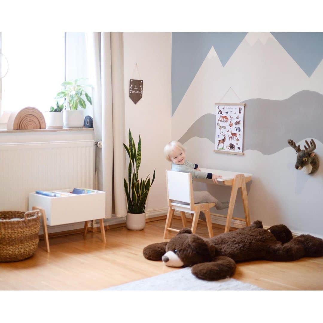palomaparrotのインスタグラム：「Anzeige unpaid advertisement|currently homeschooling this little guy with our cute little desk and bookcase from @petiteamelie」