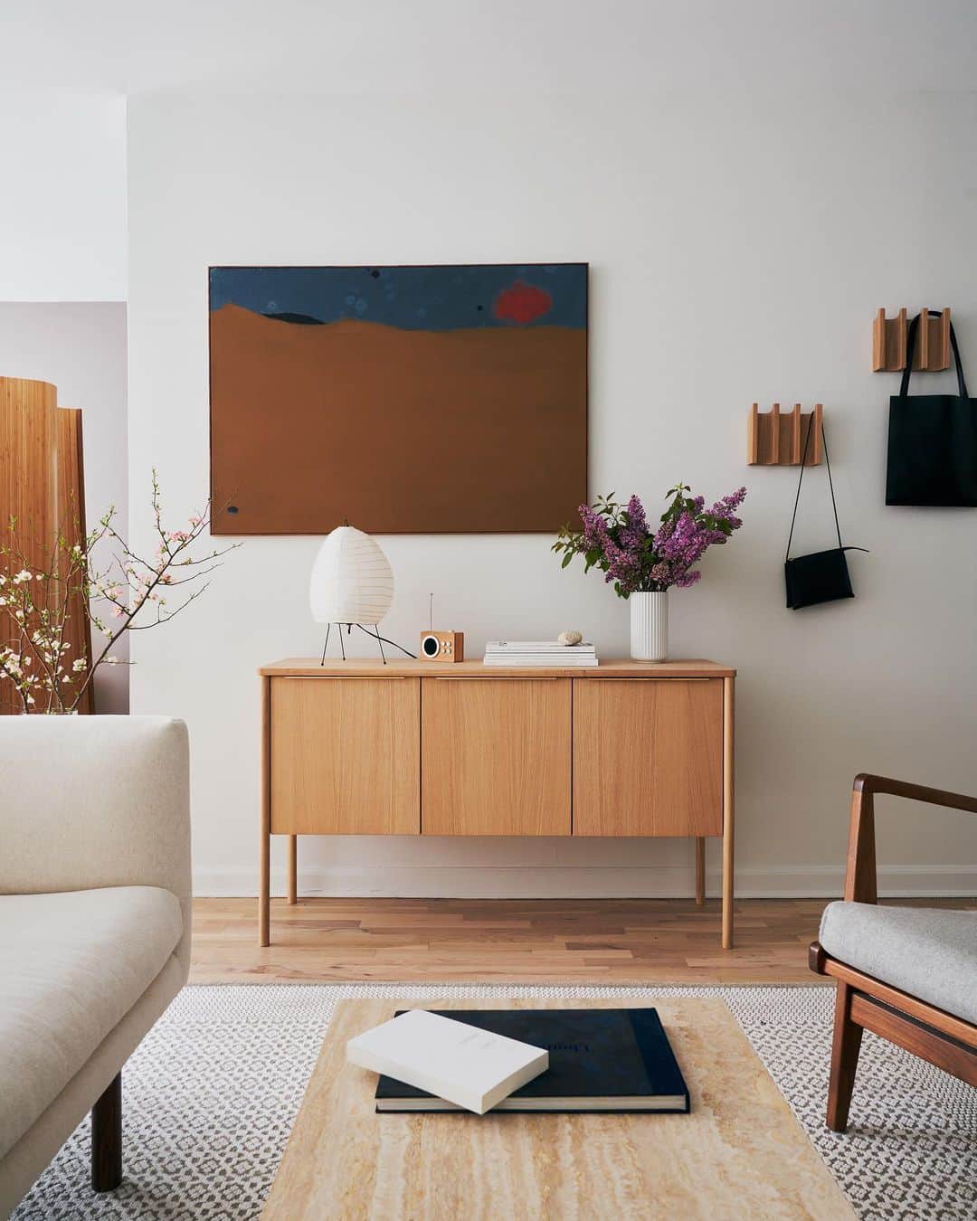 アリス・ガオのインスタグラム：「[notes from home] love the warmth and functionality this @skagerak_denmark jut cabinet brings to my little corner. fell for this piece at @trnknyc and fell for the brand at @objects.nyc who really introduced me to the elegance and simplicity of this sustainable danish design brand 😌. (if you’re looking for some home pick-me-ups, highly recommend some of skagerak’s beautiful wood trays as well.)」