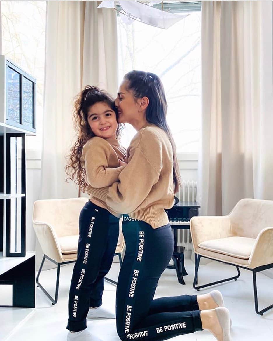 CALZEDONIAさんのインスタグラム写真 - (CALZEDONIAInstagram)「Family time | Let’s never stop making memories together 💕 [MODP0971-MOBP0163] #calzedonia #MiniMe #CalzedoniaAtHome #Leggings」4月23日 1時54分 - calzedonia